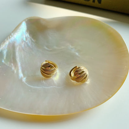 貝殼圈14K金耳環 SEASHELL HOOP EARRINGS